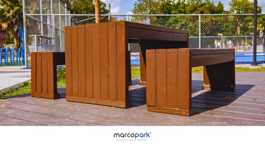 Bancas urbanas: Comparativa de acero, plástico y madera